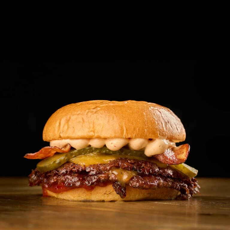 American Beauty Smash Circo Burger - burger con mermelada de bacon, pepinillos y chipotle