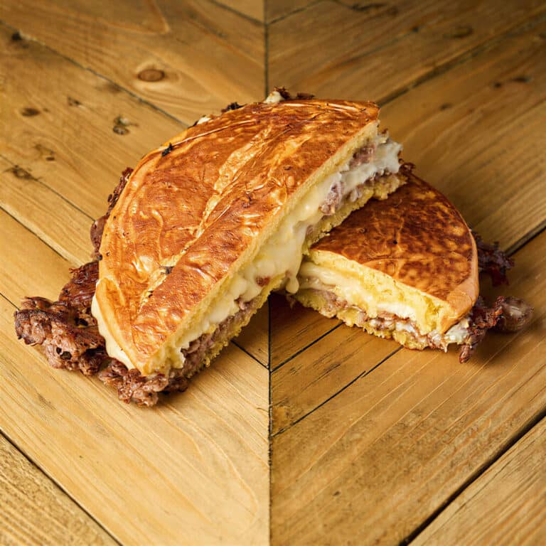 Cheeseburger Supersmash Circo Burger - interior con cuatro quesos fundidos