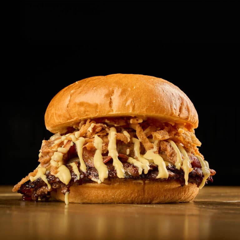 Dorada Smash Circo Burger - pulled pork, chips de cebolla y salsa mostaza miel
