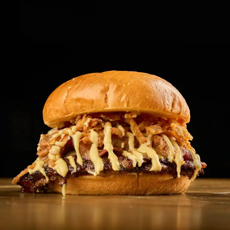 Dorada Smash Circo Burger - pulled pork, chips de cebolla y salsa mostaza miel