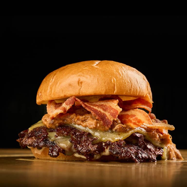 Lady Torrezna Smash Circo Burger - burger con torrezno, costilla ibérica y cheddar ahumado
