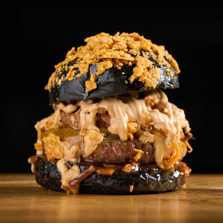 Mamba Negra Medallón Circo Burger - burger con brioche negro y pulled pork