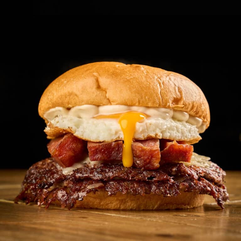 Marquesa Smash Circo Burger - burger con huevo frito, parmesano y mayonesa trufada